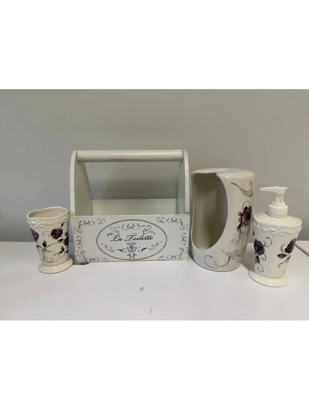 Vintage Style Bathroom Accessory Set with Floral Design and Wooden Caddy